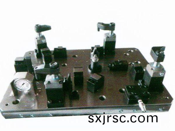 齒輪室(shi)罩(zhao)蓋(gai)液壓裌(jia)具